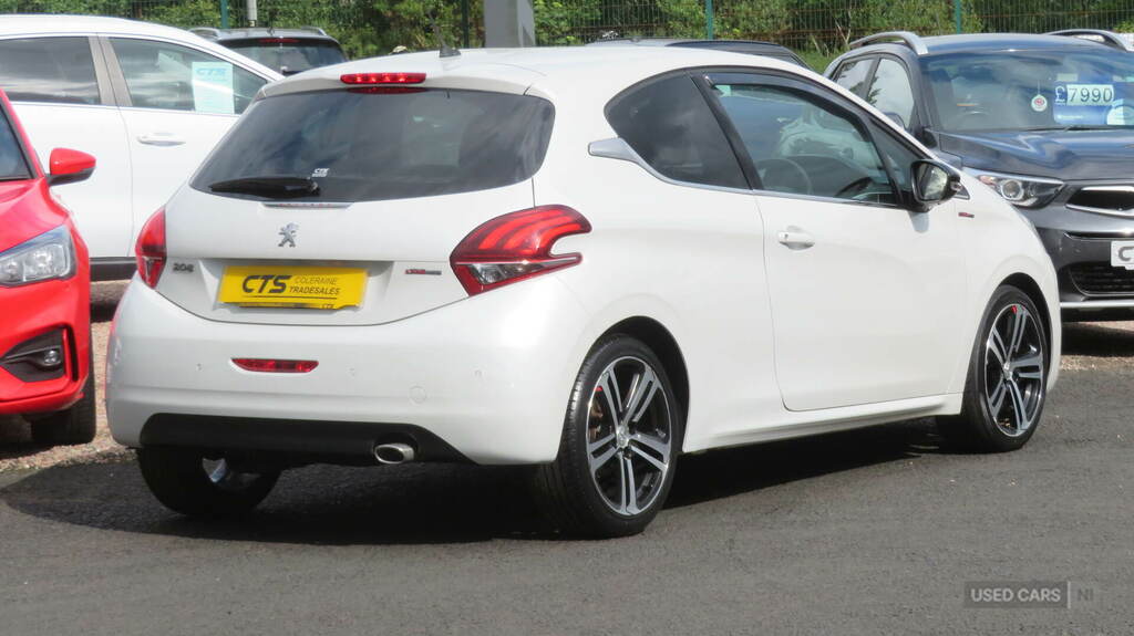 Peugeot 208 1.6 Bluehdi 120 Gt Line White #3