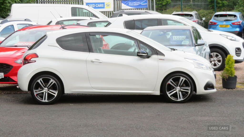 Peugeot 208 1.6 Bluehdi 120 Gt Line White #2