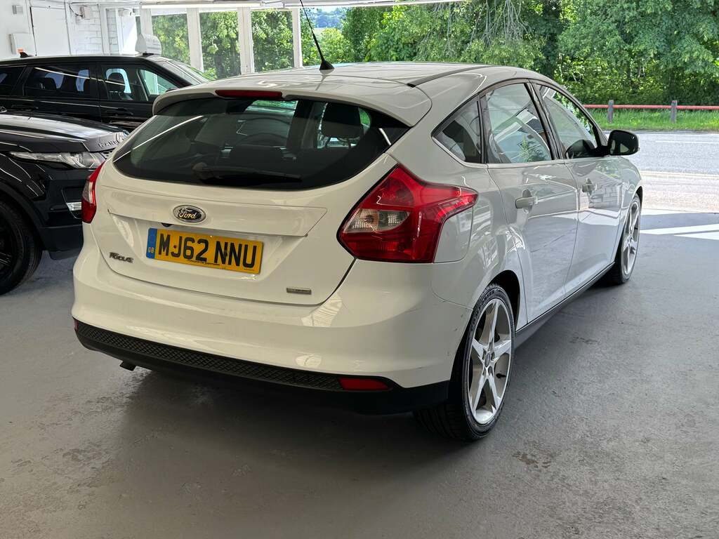 Ford Focus Titanium X 5-Door Black #5