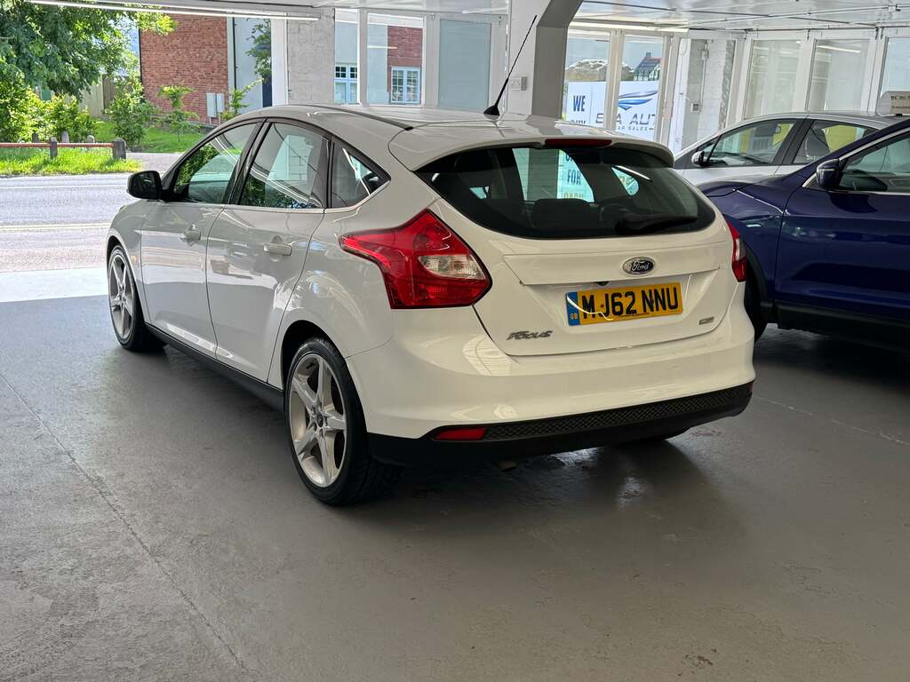Ford Focus Titanium X 5-Door Black #4