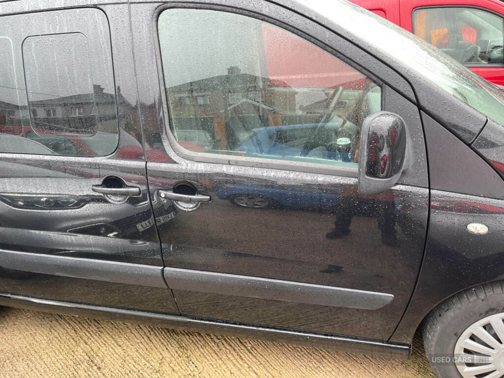 Peugeot Expert Tepee 5 Seater Plus Wheelchair Black #4