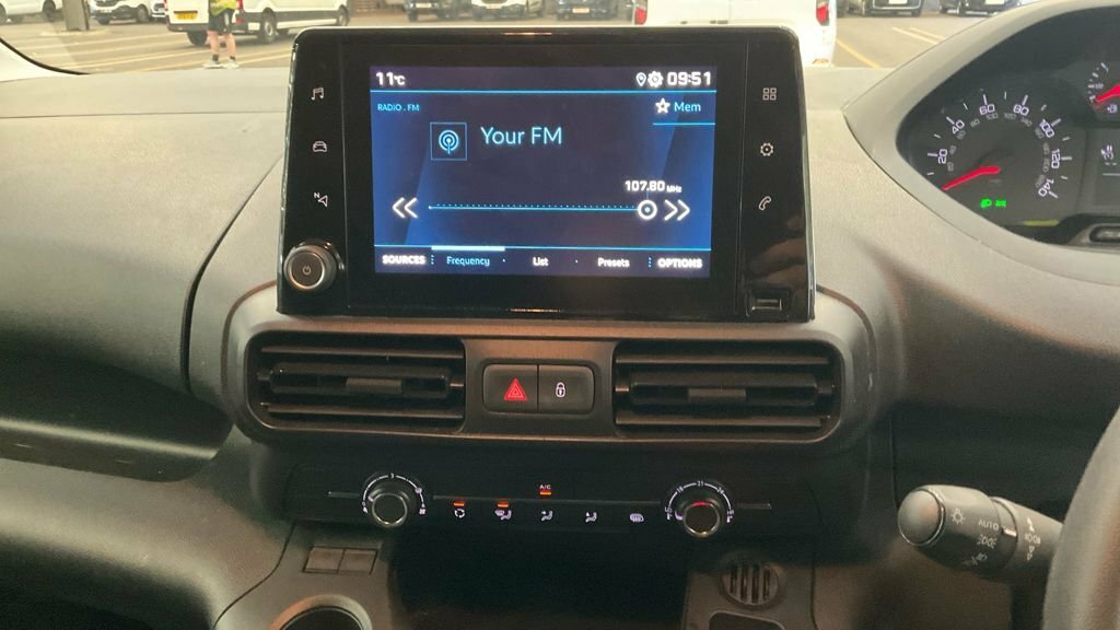 Peugeot Partner Mpv White #9
