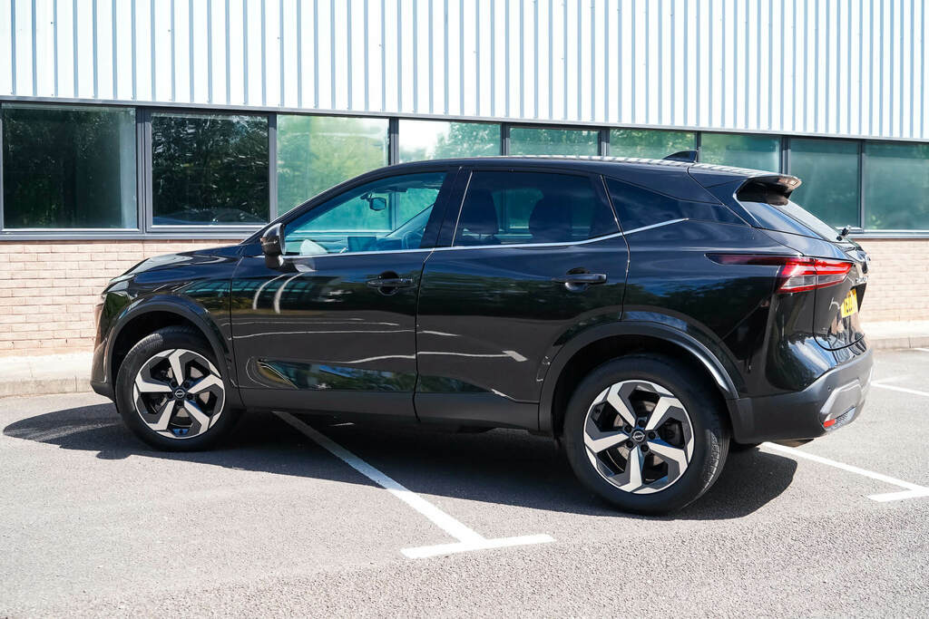 Nissan Qashqai 1.3 Dig-t Mh 158 N-connecta Xtronic YE23OXJ Black #4