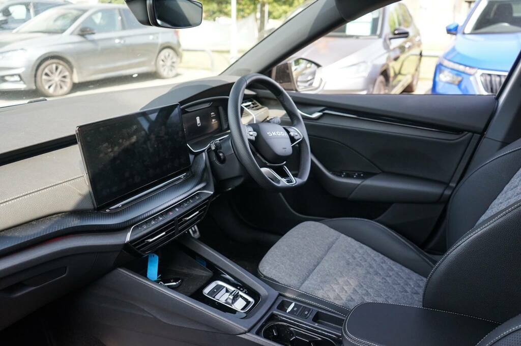 Skoda Octavia 2.0 Tdi 150 Sportline Dsg YL25BKD Silver #2