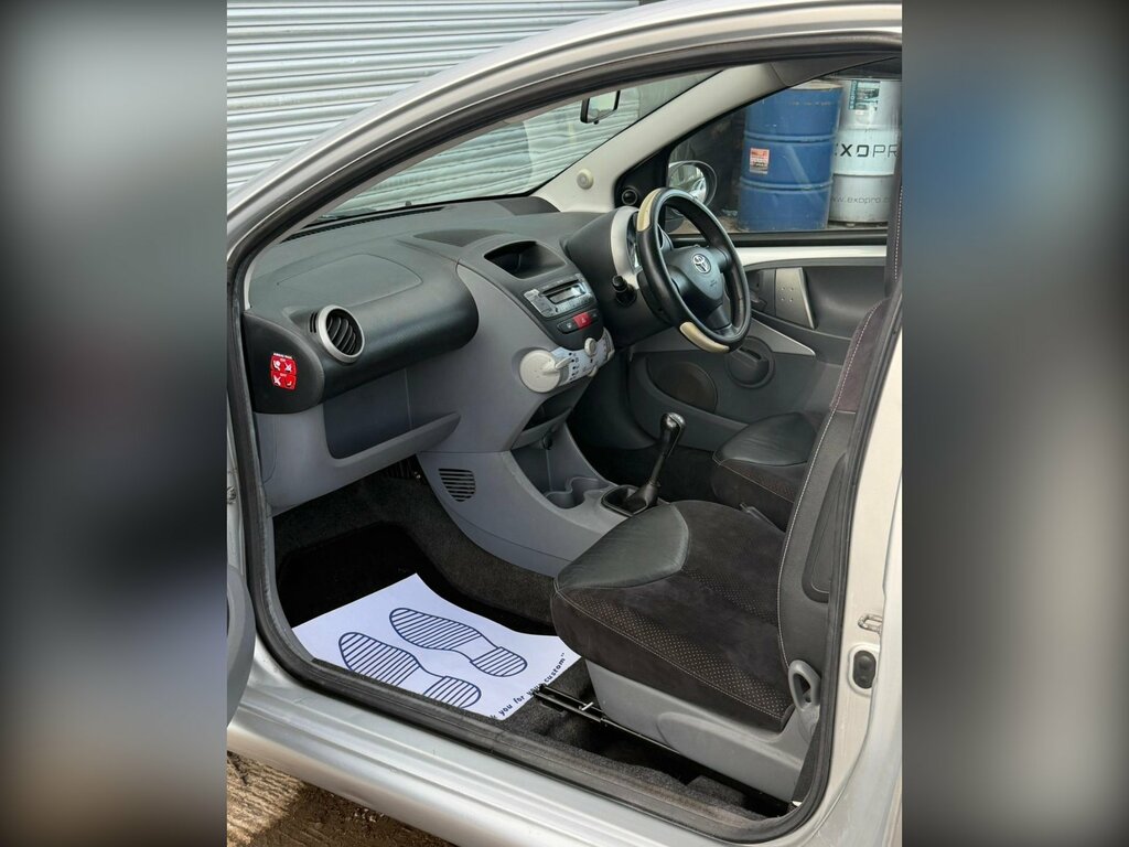 Toyota Aygo Ice Red #30