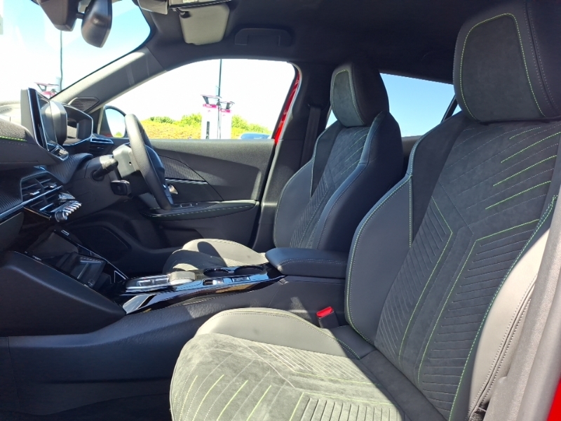 Peugeot 2008 1.2 Puretech 130 Gt Premium Eat8 Red #5