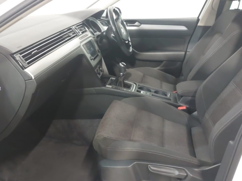 Volkswagen Passat 2.0 Tdi Se Business GD16KMZ White #5