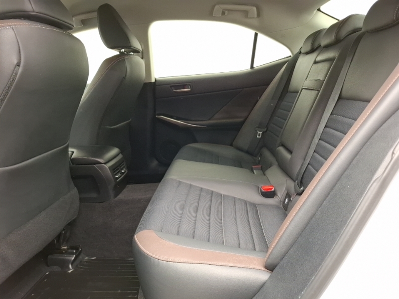 Lexus IS 300H Cvt White #6