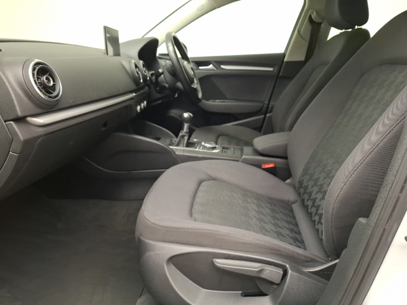 Audi A3 1.4 Tfsi 140 Se White #5