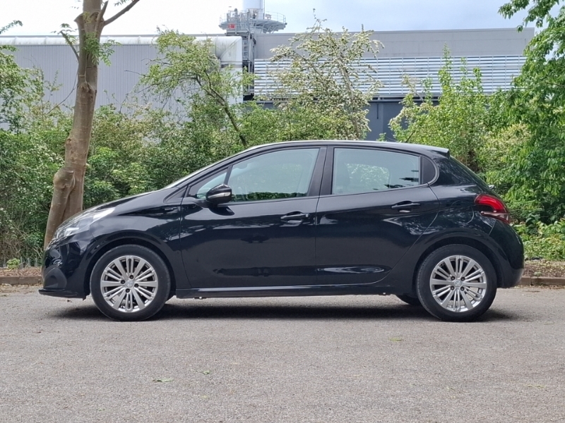 Peugeot 208 1.2 Puretech 82 Signature Start Stop DY68ENV Black #4