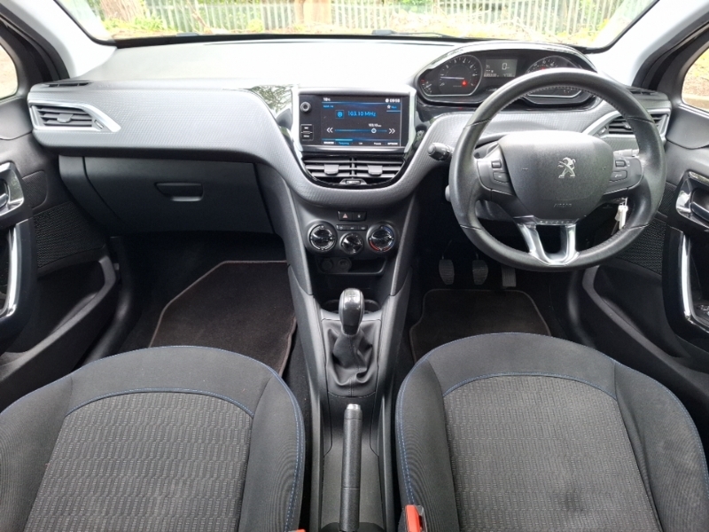 Peugeot 208 1.2 Puretech 82 Signature Start Stop DY68ENV Black #3