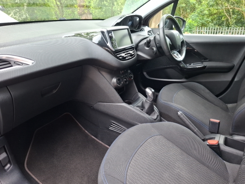 Peugeot 208 1.2 Puretech 82 Signature Start Stop DY68ENV Black #5
