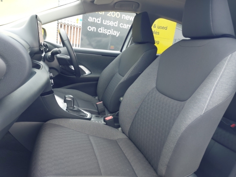 Toyota Yaris 1.5 Hybrid Design Cvt DU22XKH White #5