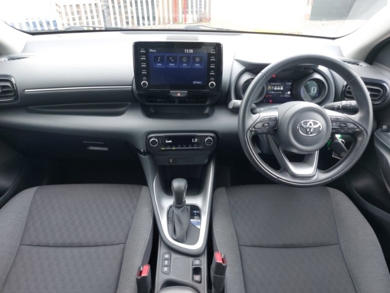 Toyota Yaris 1.5 Hybrid Design Cvt DU22XKH White #3