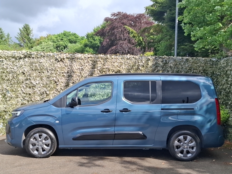 Vauxhall Combo-e Life 100Kw Ultimate XL 52Kwh Blue #4