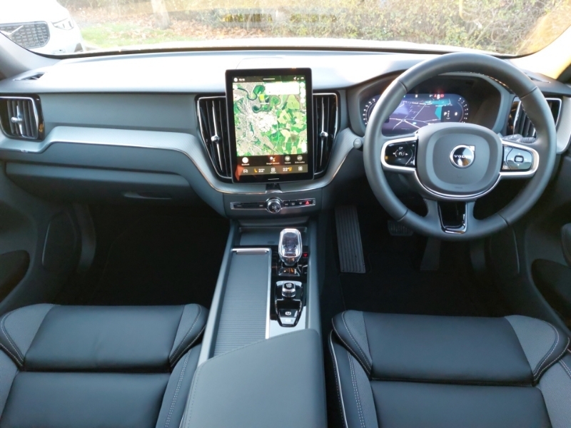 Volvo XC60 2.0 B5p Plus Black Edition Awd Geartronic White #3