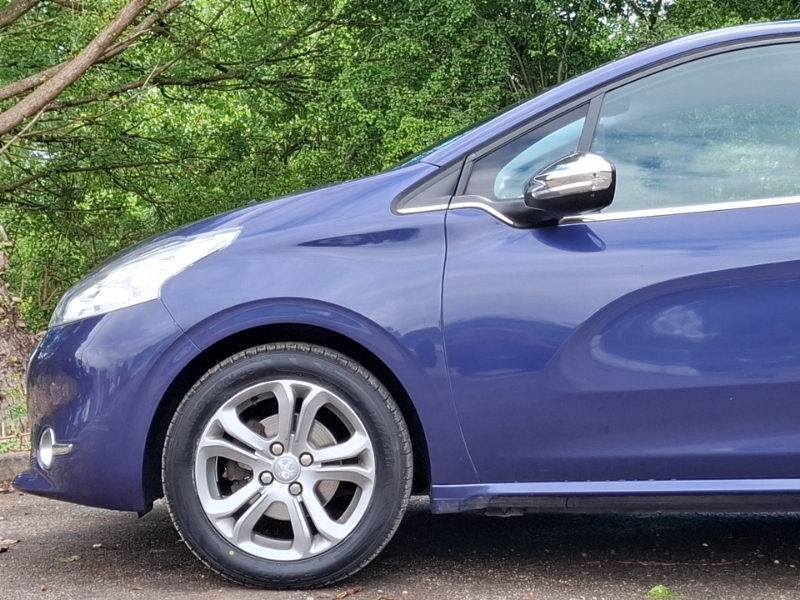 Peugeot 208 1L Active White #19
