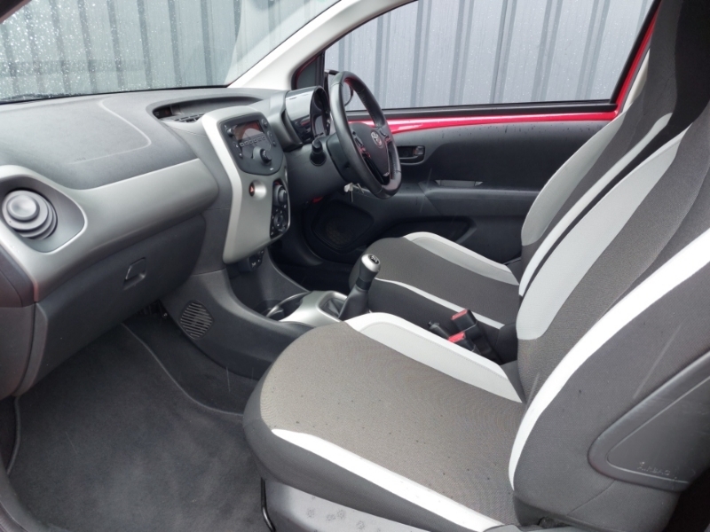 Toyota Aygo 1.0 Vvt-i X-play Red #5