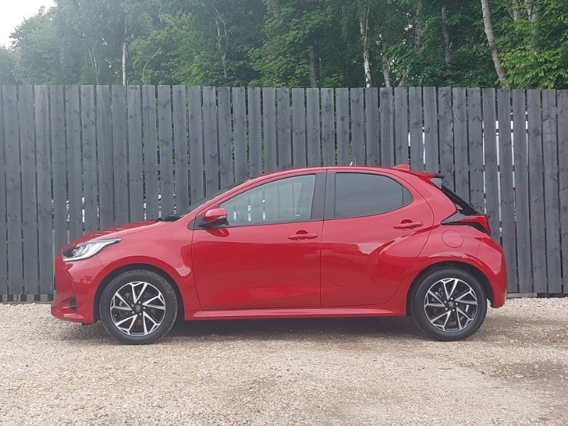 Toyota Yaris 1.5 Hybrid Design Cvt Red #4