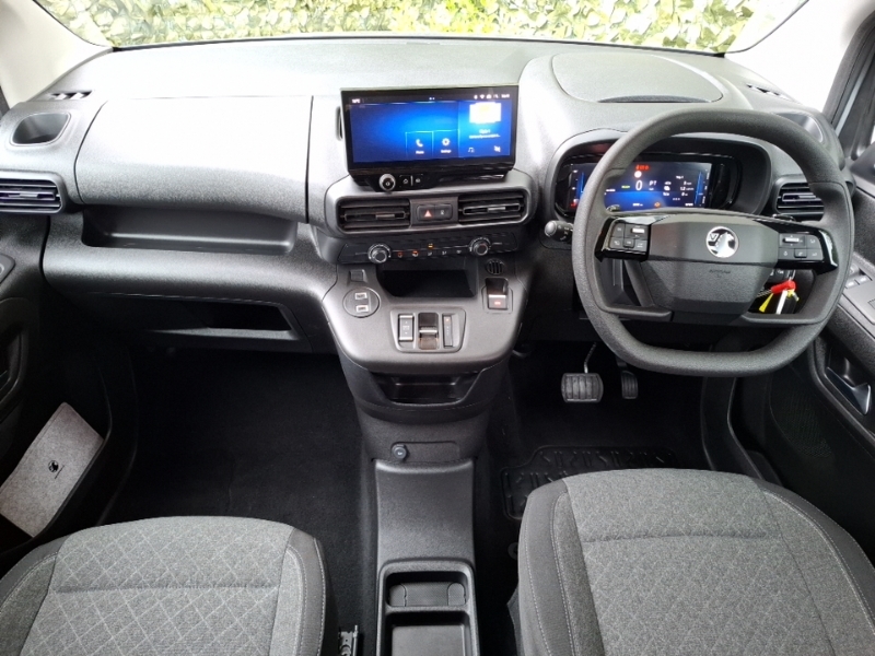 Vauxhall Combo-e Life 100Kw Design XL 52Kwh 7 Seat SA25CVV Grey #3