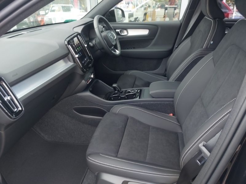 Volvo XC40 2.0 B3p Plus Black Edition Black #5