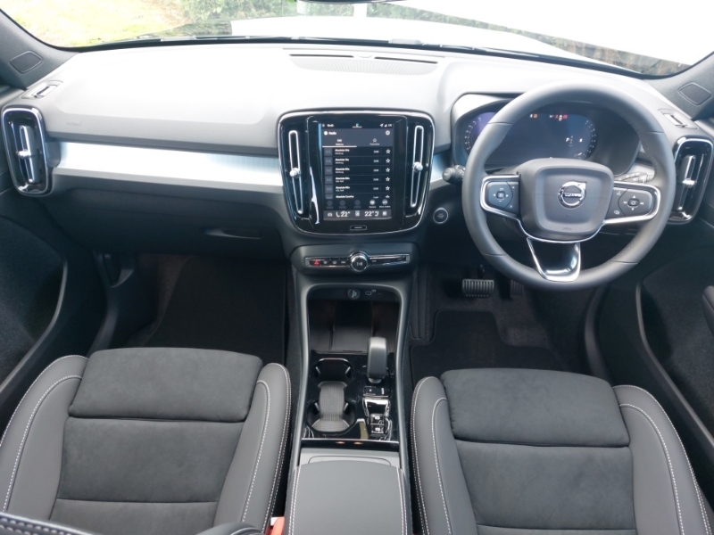 Volvo XC40 2.0 B3p Plus Black Edition Black #3