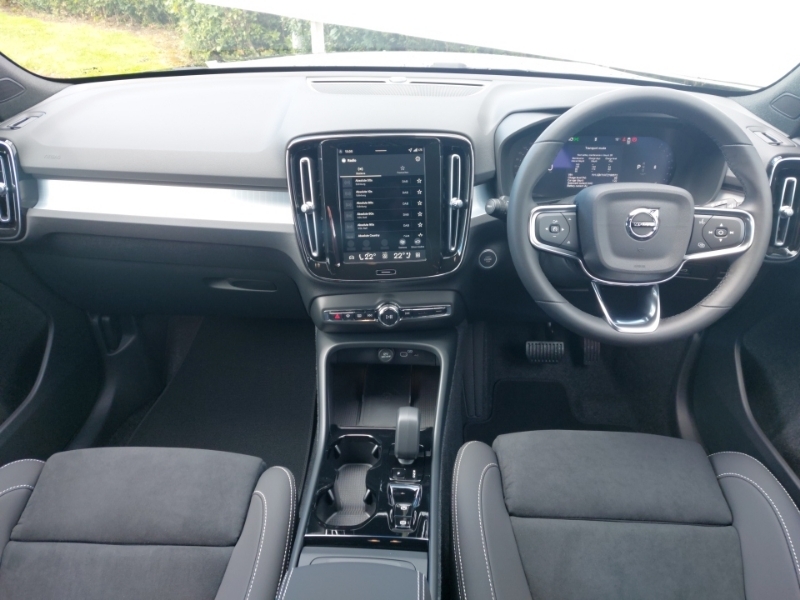 Volvo XC40 2.0 B3p Plus Black Edition Black #3