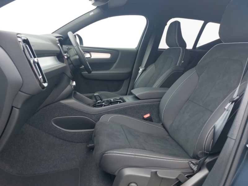 Volvo XC40 2.0 B3p Plus Black Edition Blue #5