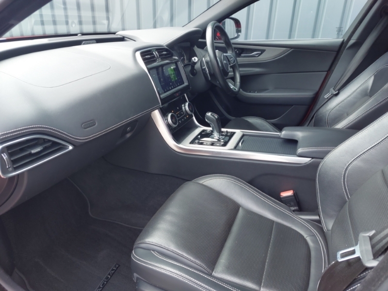 Jaguar XE 2.0 R-dynamic S Red #5