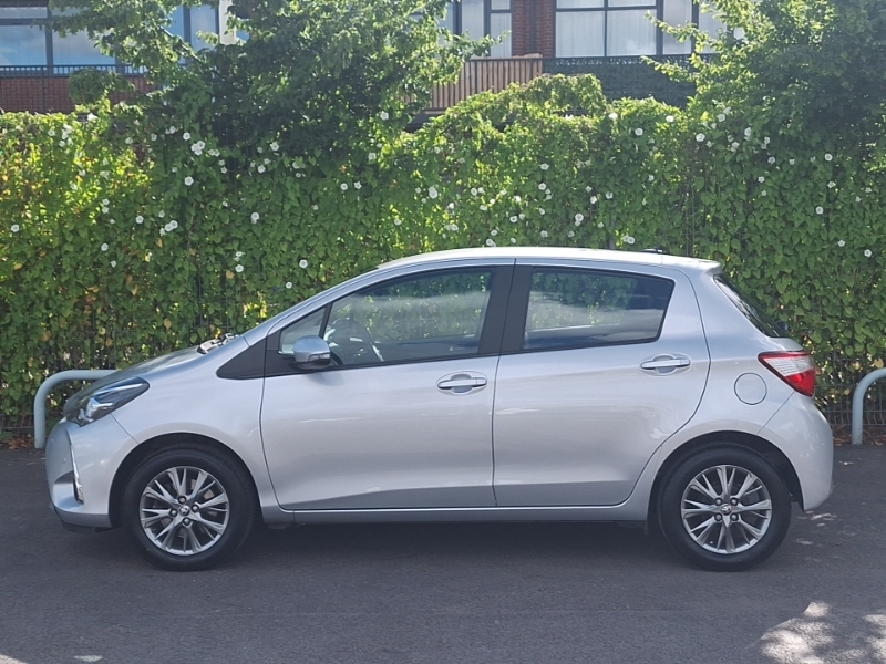 Toyota Yaris 1.5 Vvt-i Icon Tech Silver #4