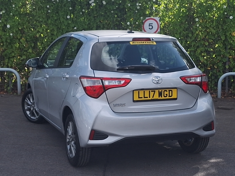 Toyota Yaris 1.5 Vvt-i Icon Tech Silver #2