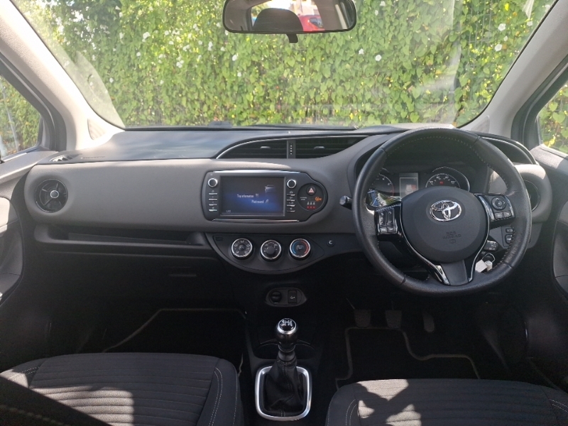 Toyota Yaris 1.5 Vvt-i Icon Tech Silver #3
