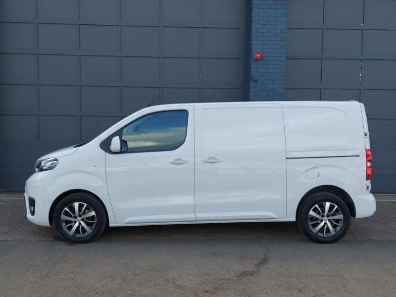 Toyota PROACE 2.0D 140 Design Van Tss White #4