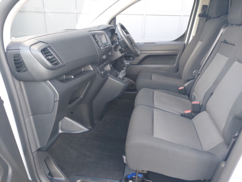 Toyota PROACE 2.0D 140 Design Van Tss White #5