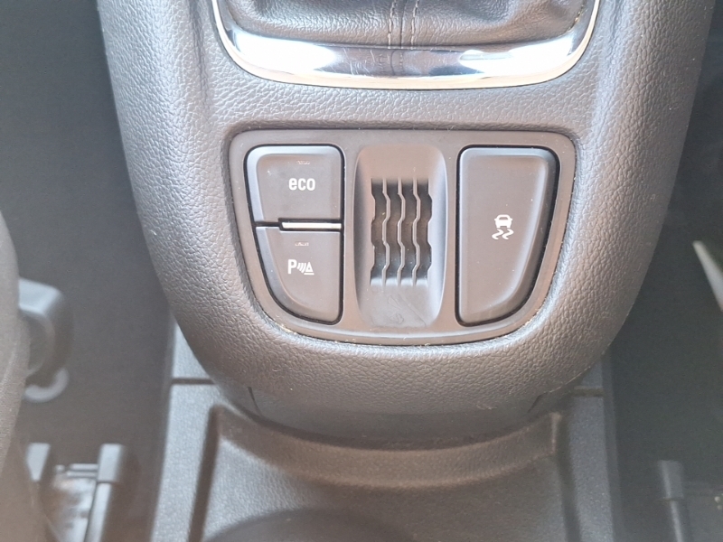 Vauxhall Zafira White #16