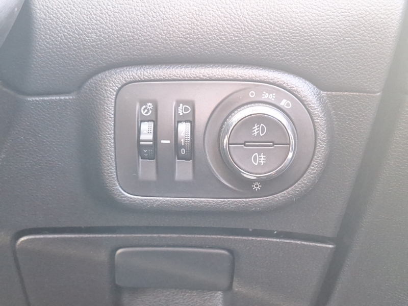 Vauxhall Zafira White #15