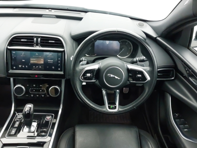 Jaguar XE 2.0 D200 R-dynamic Black Black #8