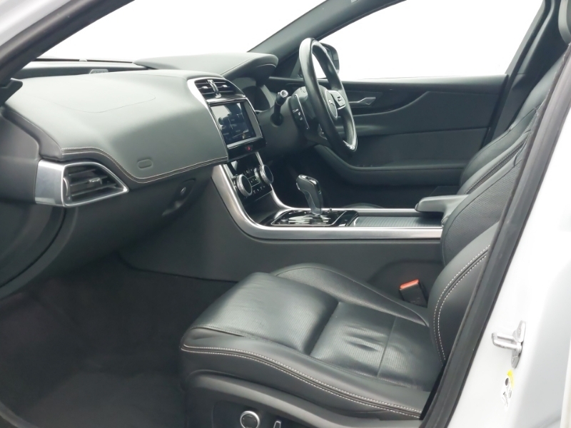 Jaguar XE 2.0 D200 R-dynamic Black White #5