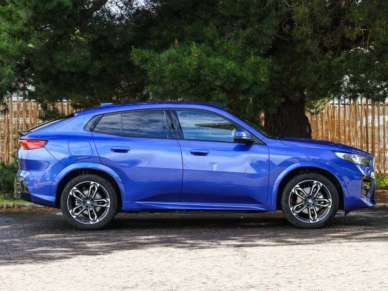 BMW iX2 150Kw Edrive20 M Sport 65Kwh Blue #3