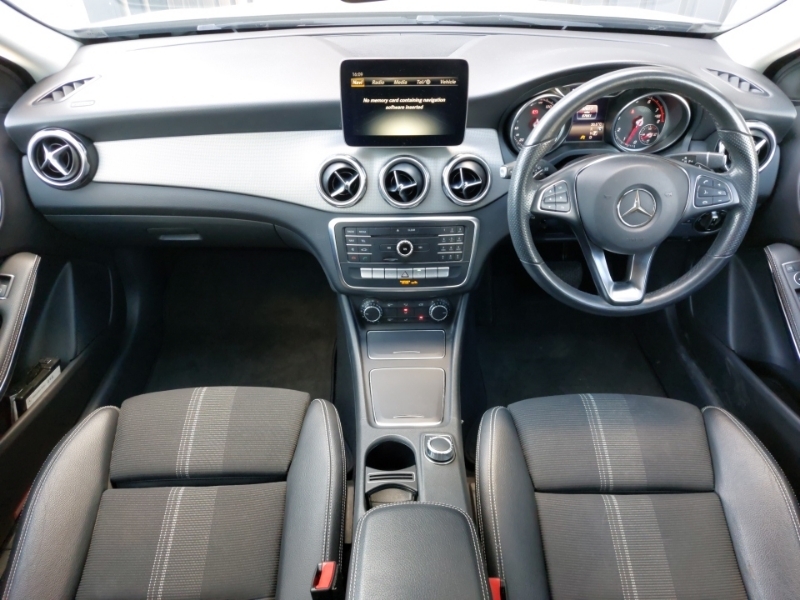 Mercedes-Benz GLA Class Gla 180 Urban Edition White #3