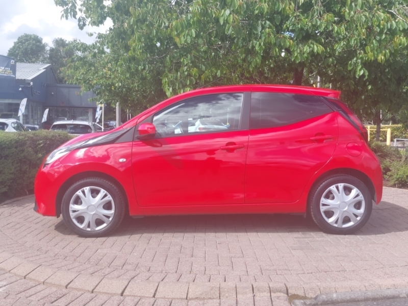 Toyota Aygo 1.0 Vvt-i X-play Red #4