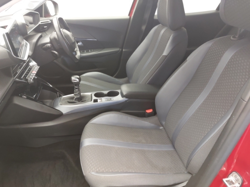 Peugeot 2008 1.2 Puretech Allure Premium Red #5