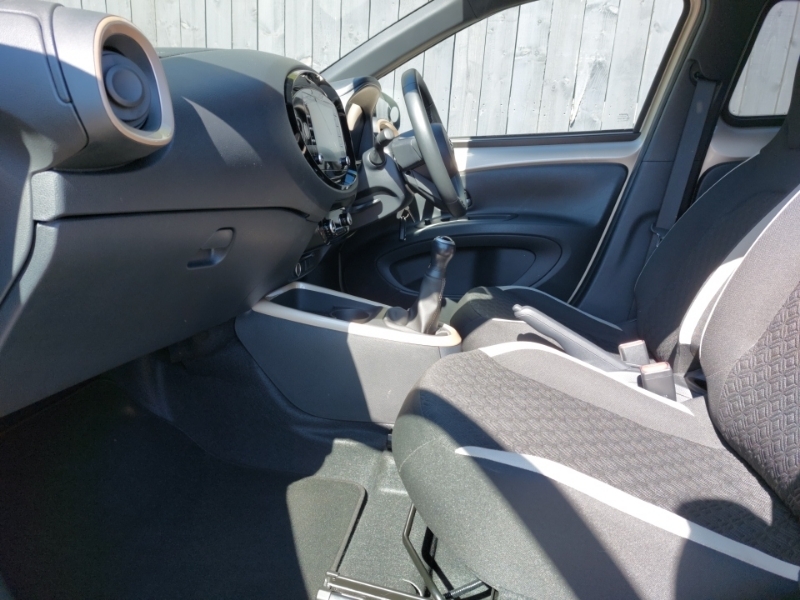 Toyota Aygo X 1.0 Vvt-i Edge Beige #5
