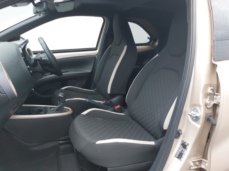 Toyota Aygo X 1.0 Vvt-i Edge Beige #5