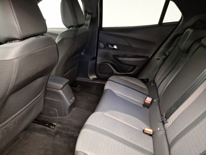 Peugeot 2008 1.2 Puretech 130 Allure Premium Black #6