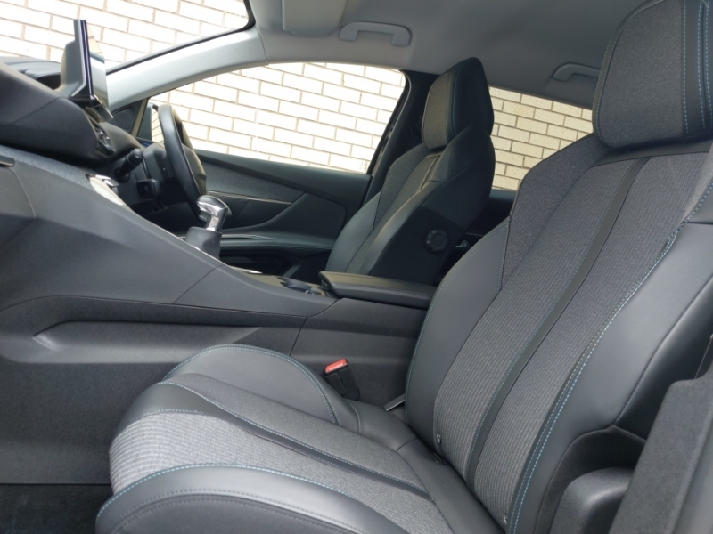 Peugeot 3008 1.5 Bluehdi Allure Premium Black #5