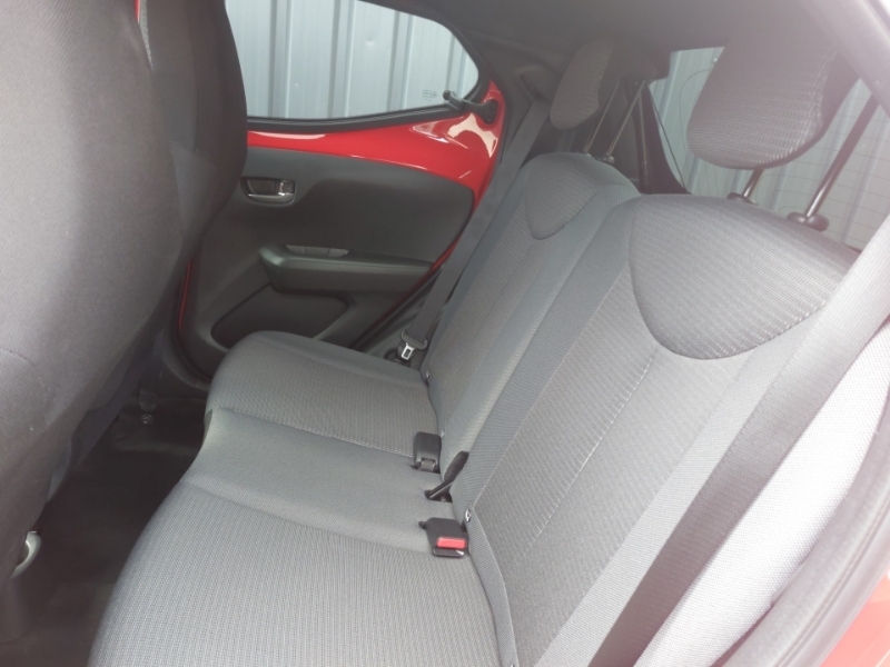 Toyota Aygo 1.0 Vvt-i X-trend Tss X-shift Red #6