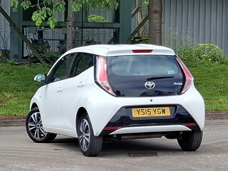 Toyota Aygo 1.0 Vvt-i X-play White #2