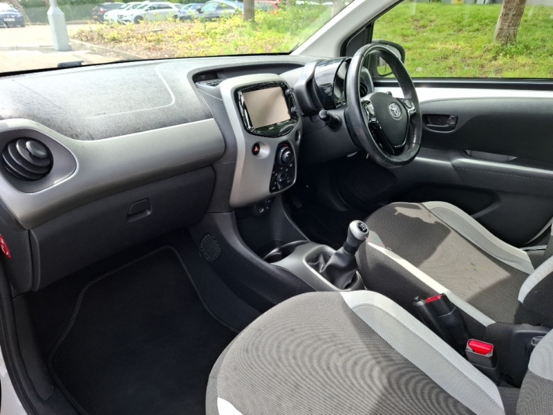 Toyota Aygo 1.0 Vvt-i X-play White #5