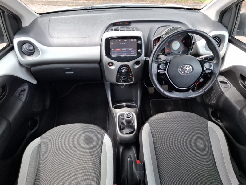 Toyota Aygo 1.0 Vvt-i X-play White #3